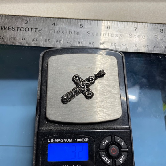 Vintage large sterling silver scroll work cross pendant. - Picture 9 of 11